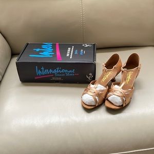 International Dance shoes. Mia T Bar. Sz 4.5W EU (7 US)peach satin.
